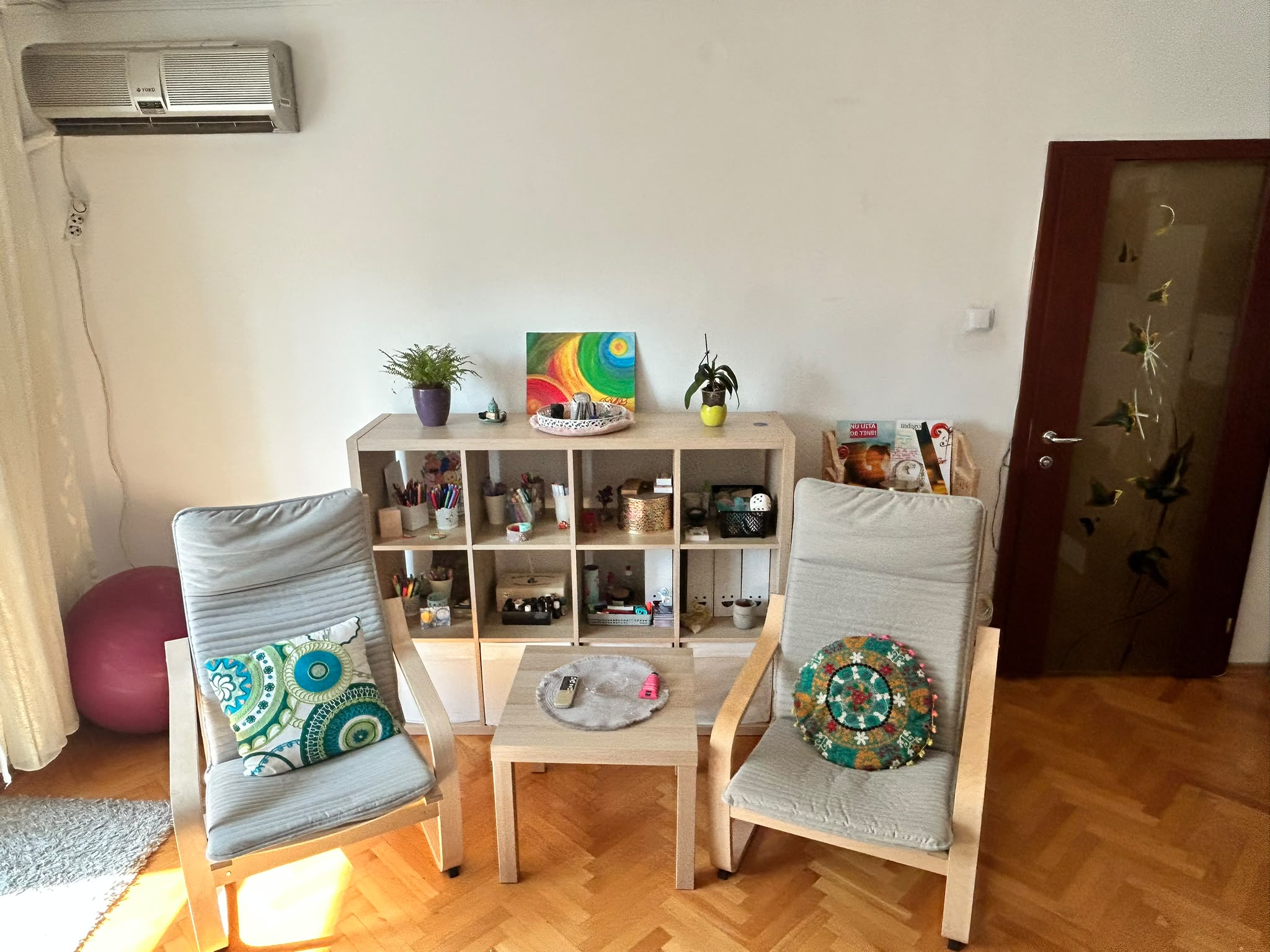 Cele două fotolii din cabinet, față în față, unde au loc ședințele