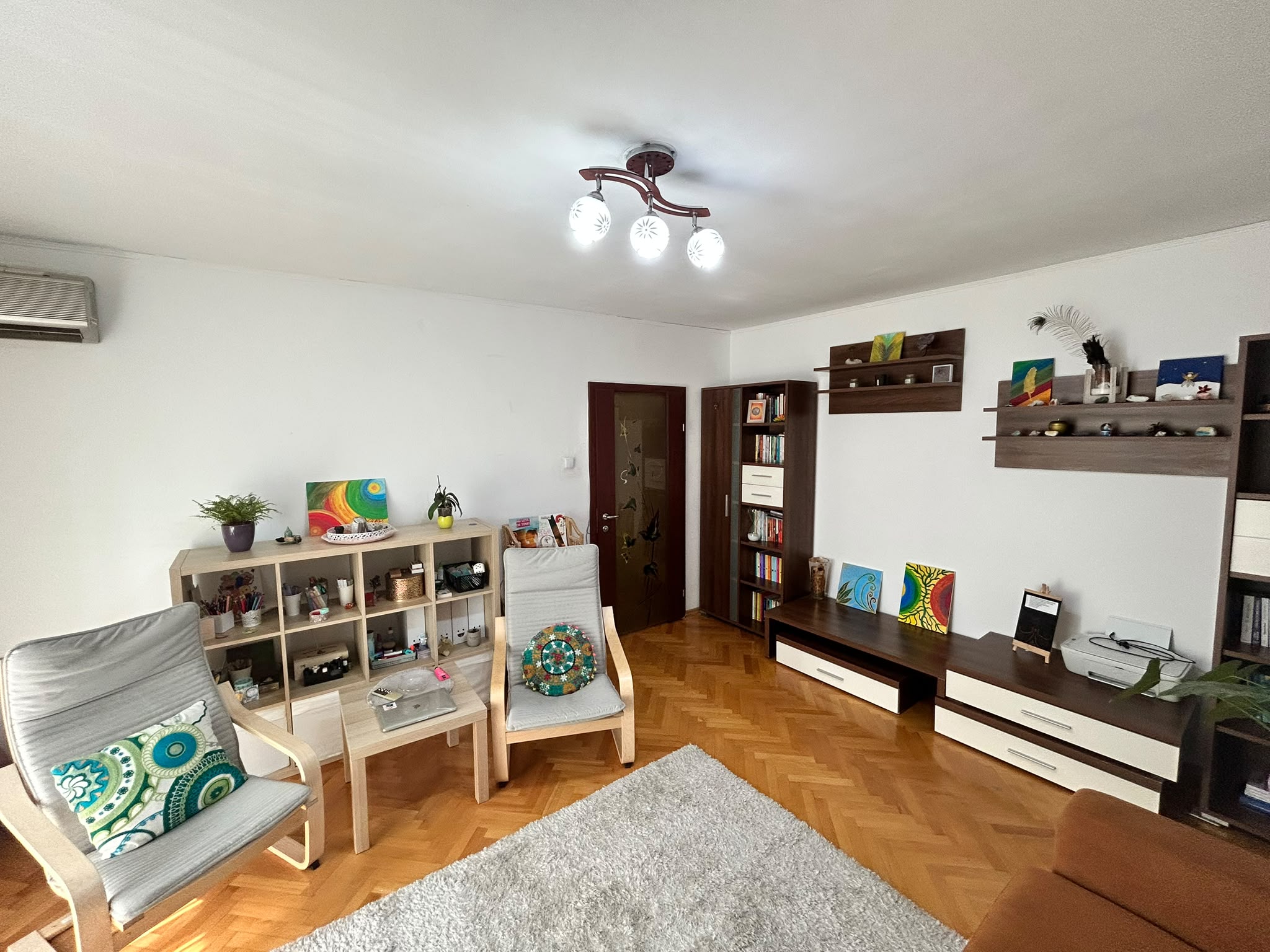 Cabinetul cu raftul de materiale, biblioteca și tablourile pictate de Alina